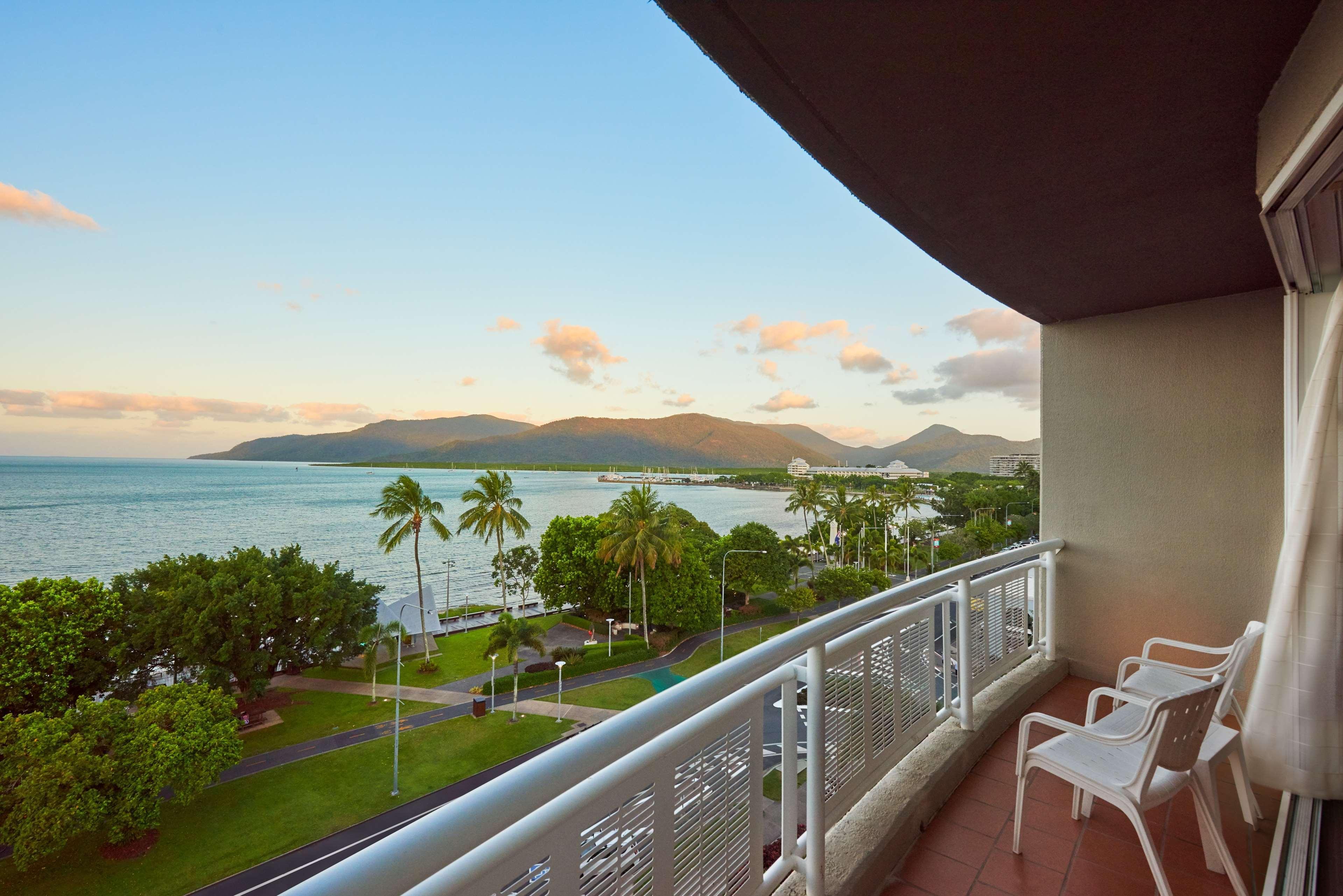 Doubletree By Hilton Cairns Hotel Kültér fotó